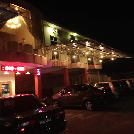 Daisyinn Budget Hotel Kuala Terengganu カンポン・ゴン・バダック エクステリア 写真