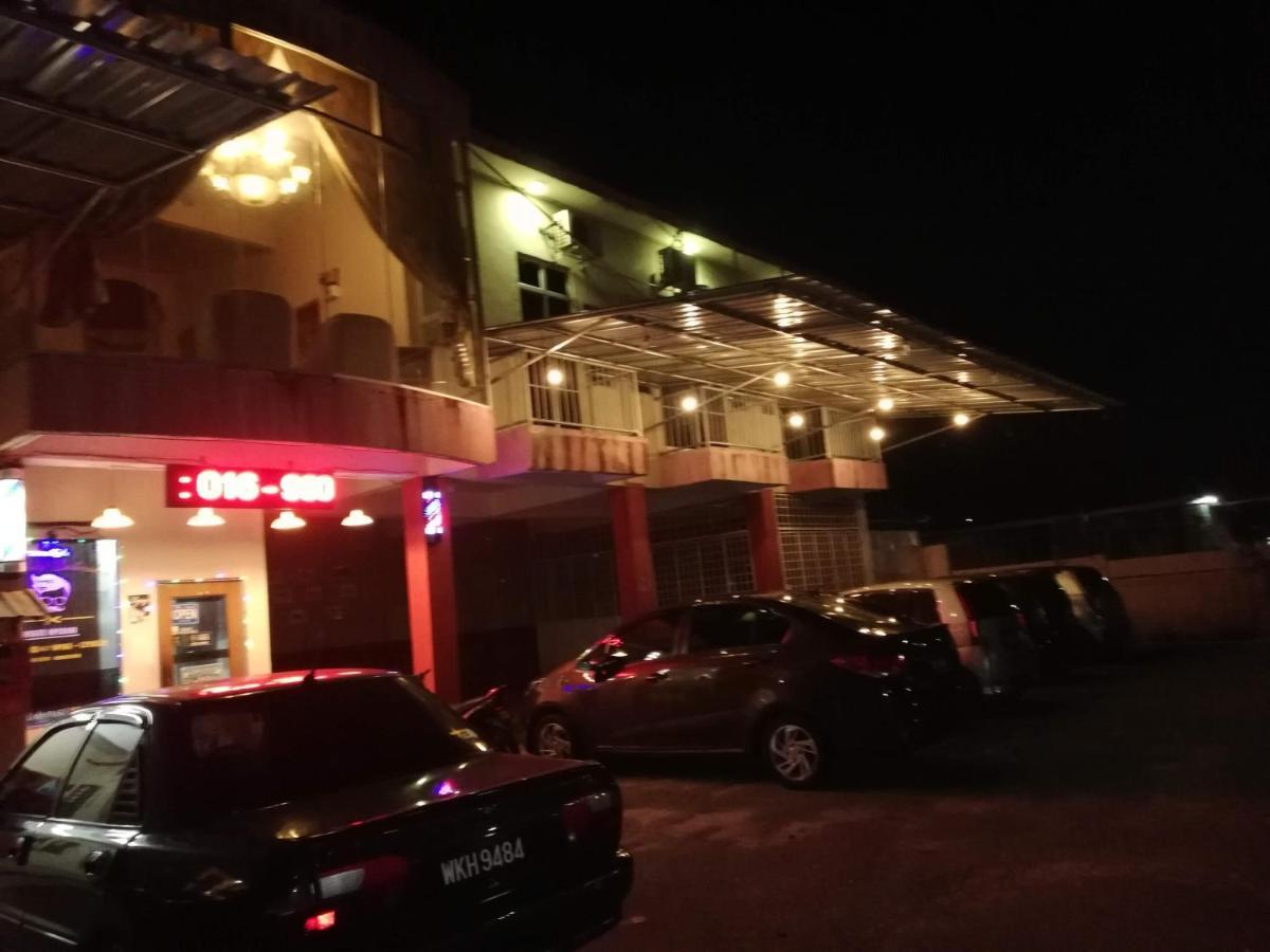 Daisyinn Budget Hotel Kuala Terengganu カンポン・ゴン・バダック エクステリア 写真