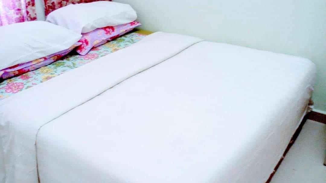 Daisyinn Budget Hotel Kuala Terengganu カンポン・ゴン・バダック エクステリア 写真
