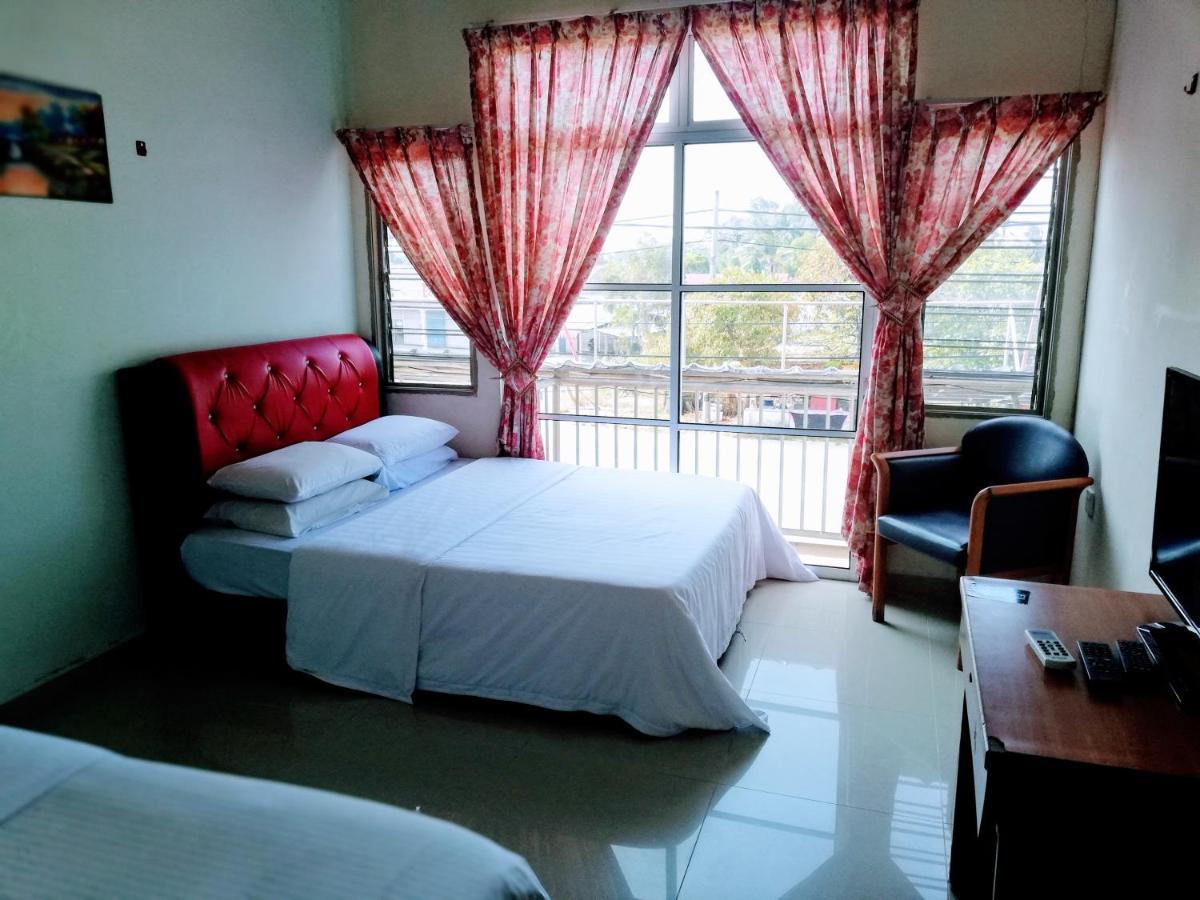 Daisyinn Budget Hotel Kuala Terengganu カンポン・ゴン・バダック エクステリア 写真