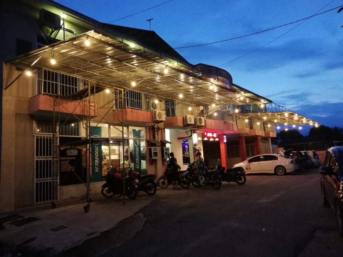 Daisyinn Budget Hotel Kuala Terengganu カンポン・ゴン・バダック エクステリア 写真
